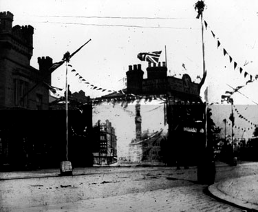The Sun Inn decorated for the coronation of Edward VII. Either a mural has been painted or a drape has been put on the side of the Inn. On the left can be seen the barracks of the 47th lancashire Rifl