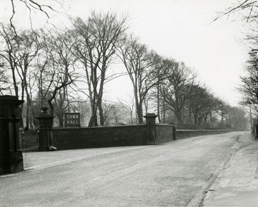 Entrance drive to Runcorn Town Hall, Heath Road